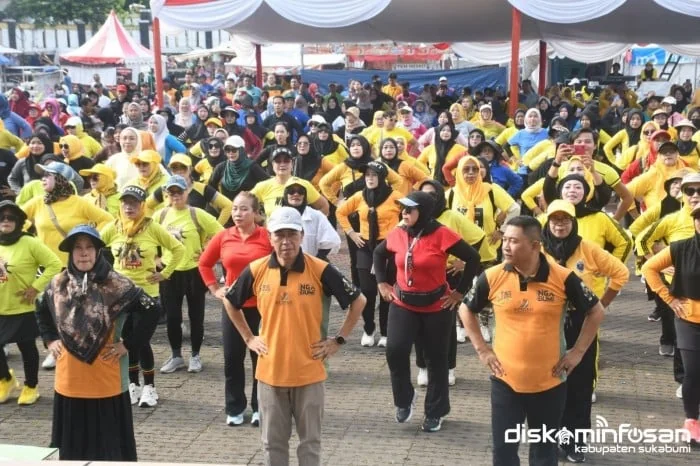 Ribuan warga Kabupaten Sukabumi memadati Lapang Cangehgar, Palabuhanratu, Minggu (28/9/2025). Ist