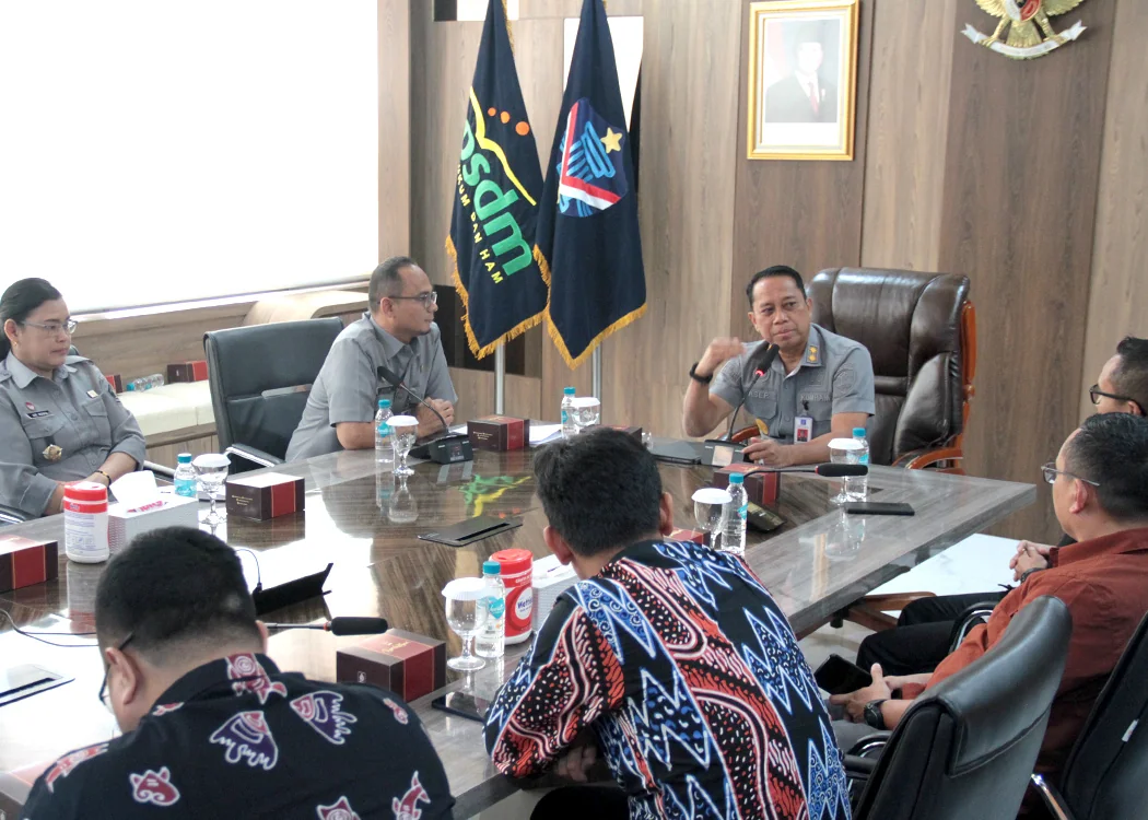 Kepala Kantor Wilayah Asep Sutandar, Kepala Bagian TU &amp; Umum Archie Tigor Mangunsong, Kepala Bidang Pelayanan AHU Ave Maria Sihombing, tim Pengelola Keuangan Kanwil Jabar dan tim BPK RI.Ist