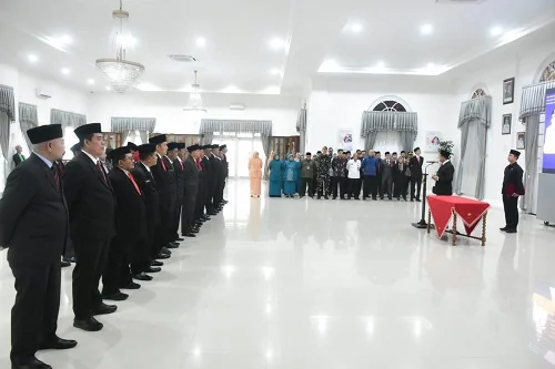 Bupati Sumedang H. Dony Ahmad Munir melantik dan mengambil sumpah jabatan 25 pejabat di lingkungan Pemerintah Kabupaten Sumedang di Gedung Negara.Dok-Diskominfosanditik Sumedang