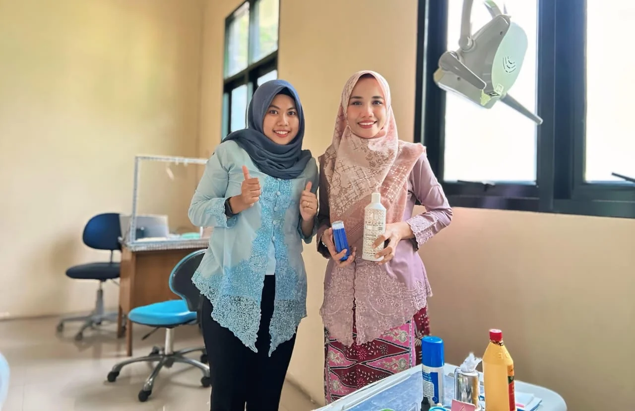 drg Dyah Rahmawati dan Pratiwi Suciani membawa Flouride Varnish.Ist