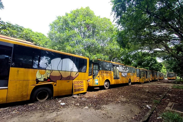 Bus sekolah yang mangkrak di lingkungan Balai Pengujian Kendaraan Bermotor, di kawasan Jalan SOR Gelora Bandung Lautan Api (GBLA), Gedebage, Bandung,