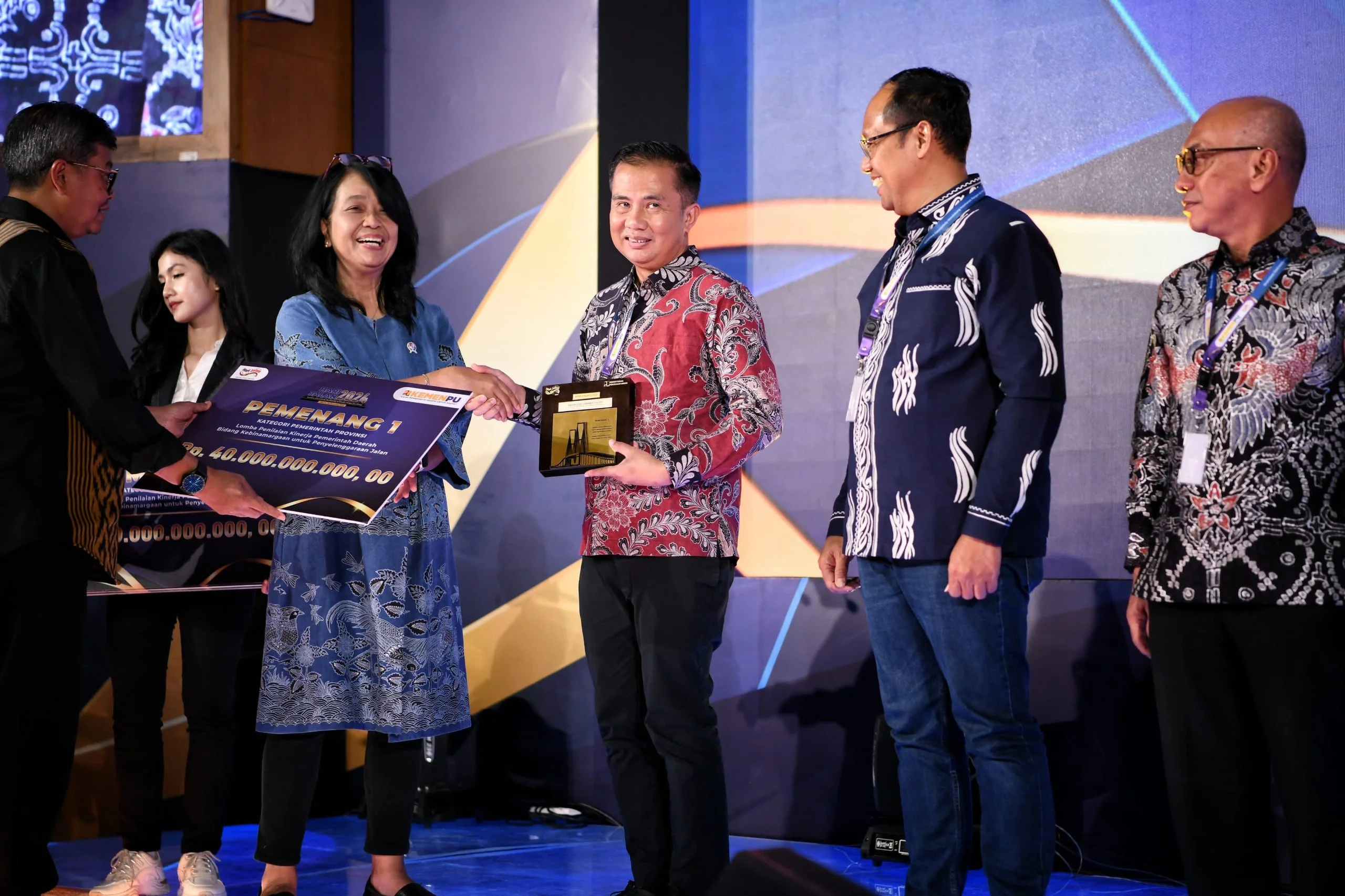 Pj Gubernur Jabar Bey Machmudin menerima piagam penghargaan yang diserahkan Wakil Menteri Pekerjaan Umum Diana Kusumastuti dalam Malam Puncak Hari Jalan 2024 di Auditorium Kementerian PU, Jakarta, Jumat (20/12/2024) malam WIB.
