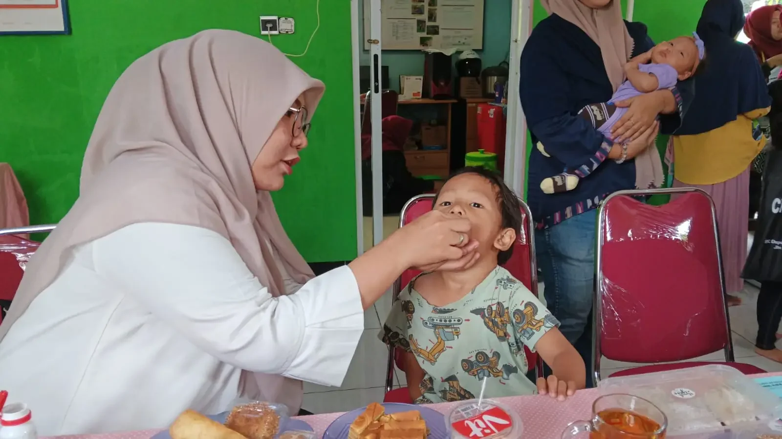 Pemberian vitamin A oleh kader Posyandu Subur kepada balita, di Kecamatan Beji, belum lama ini. (Foto:Dok.Narasumber)