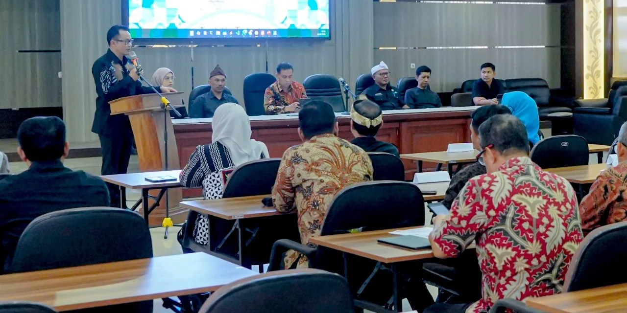 Kadisdik Jabar, Wahyu Mijaya dalam Rapat Koordinasi dan Simulasi Penggunaan Aplikasi Pemetaan Minat Murid pada Satuan Pendidikan SMP/MTs kelas XI di Aula Dewi Sartika Kantor Disdik Jabar, Kamis, 13 Maret 2025.
