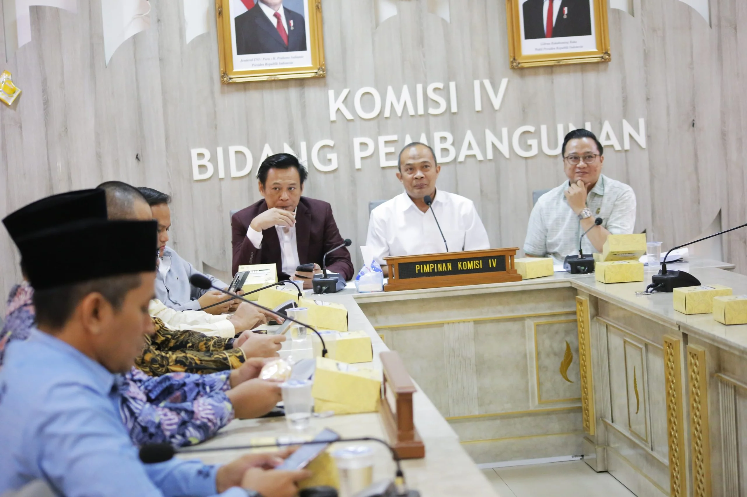 Wakil Ketua DPRD Provinsi Jawa Barat Iwan Suryawan saat menerima kunjungan kerja dari Komisi III Dewan Perwakilan Rakyat Daerah (DPRD) Kota Bogor. Kota Bandung, Selasa (25/2/2025).