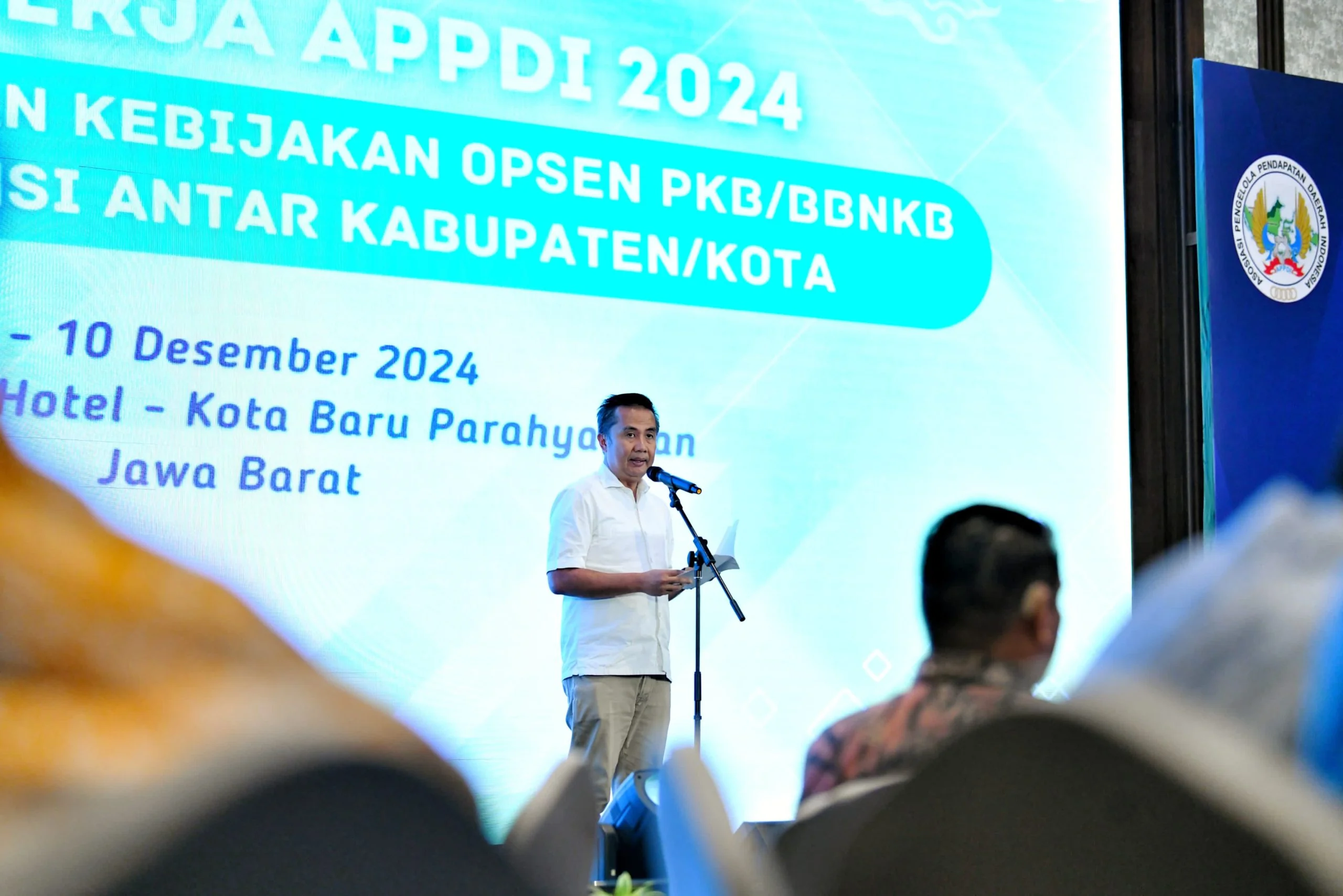 Penjabat Gubernur Jawa Barat Bey Machmudin memberikan Sambutan pada acara Rapat Kerja (Raker) Asosiasi Pengelola Pendapatab Daerah (APPDI), di Mason Pine Hotel, Kabupaten Bandung Barat, Senin (9/12/2024)