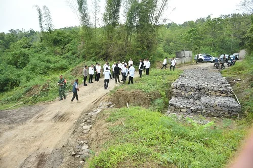 Bupati Dony Ahmad Munir saat meninjau kondisi jalan di Blok Haurpapak, Surian.Ist