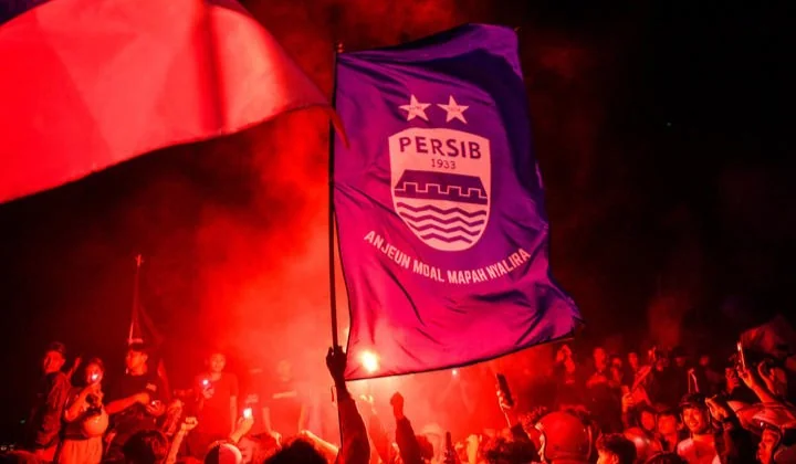 Bobotoh menyalakan suar di Jembatan Layang Mochtar Kusumaatmadja (Pasupati) di Bandung, Jawa Barat, Senin (5 Mei 2025). (Foto Antara)