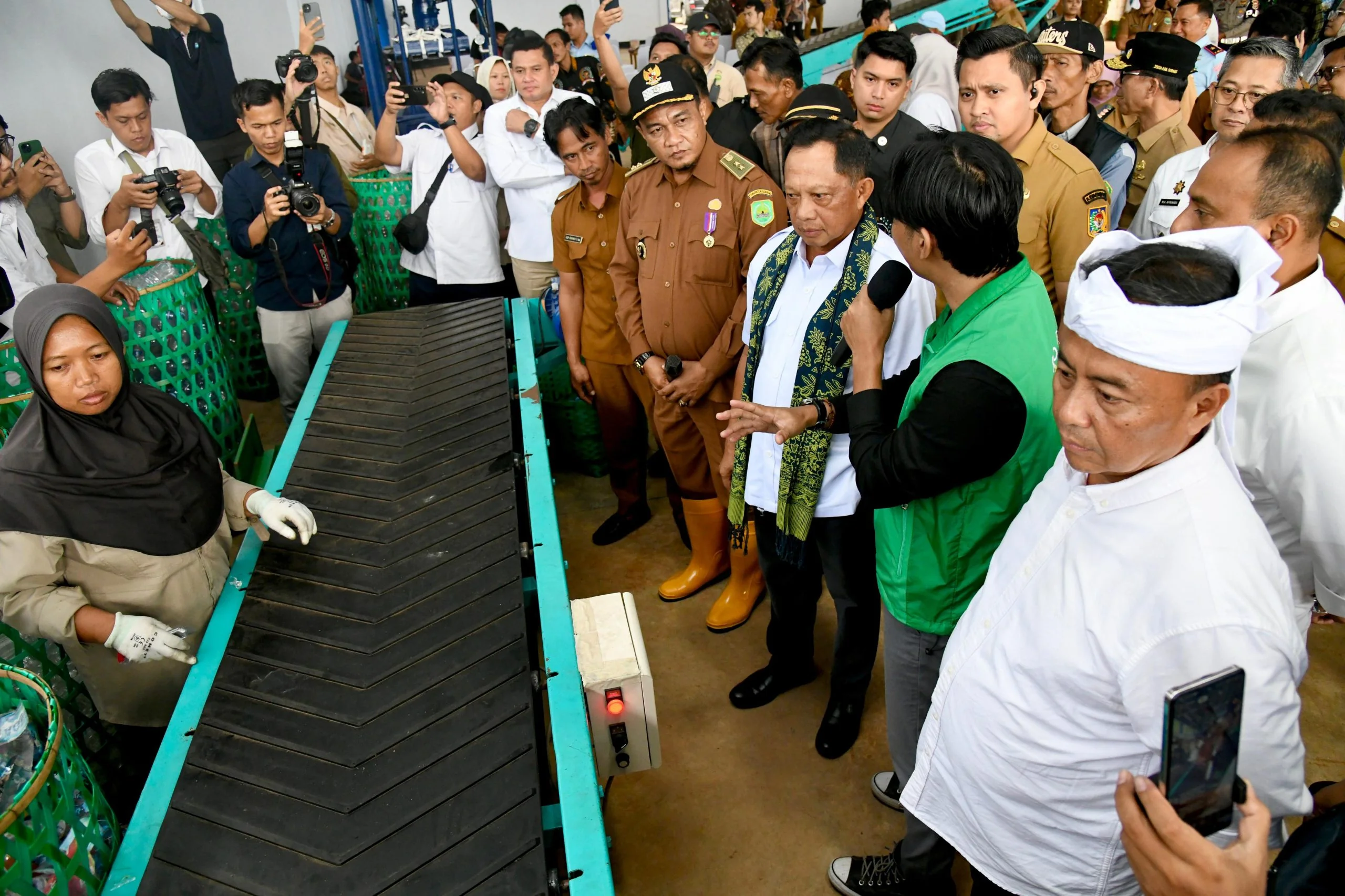 Penjabat Gubernur Jawa Barat Bey Machmudin bersama Menteri Dalam Negeri Republik Indonesia Tito Karnavian mengunjungi tempat pengolahan sampah  reduce- reuse-recycle (TPS3R) di Desa Wantilan, Kecamatan Cipeundeuy, Kabupaten Subang, Selasa (21/1/2025).