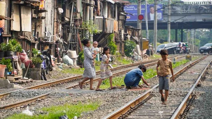Dedi Mulyadi Soroti Kampung Kumuh di Bantaran Rel, Siap Benahi Mulai Purwakarta–Gambir
