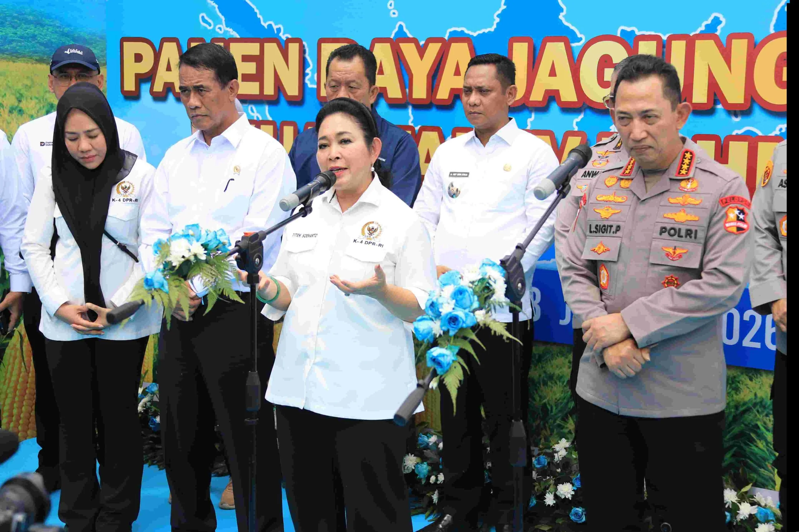 PANEN RAYA : Kapolri Jenderal Listyo Sigit Prabowo bersama Ketua Komisi IV DPR RI Titiek Soeharto melaksanakan panen jagung menggunakan mesin combine harvester secara serentak se-Indonesia yang terpusat di Kabupaten Bekasi. Kegiatan tersebut dihadiri Plt.