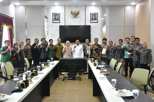 Bupati Sumedang Dony Ahmad Munir menegaskan pentingnya peran Kelompok Informasi Masyarakat (KIM) sebagai garda terdepan dalam menyampaikan informasi yang akurat, objektif, dan bertanggung jawab di tengah derasnya arus informasi media sosial saat ini.Dok-D