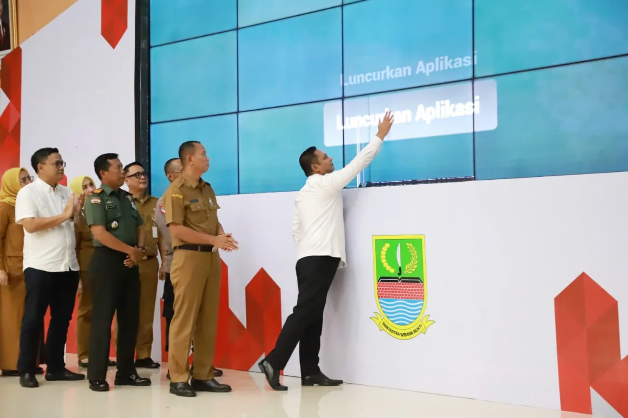 APLIKASI : Pemkab Bekasi meluncurkan aplikasi layanan perizinan satu pintu dan non-perizinan, yang diinisiasi Dinas Penanaman Modal dan Pelayanan Terpadu Satu Pintu (DPMPTSP) Kabupaten Bekasi di Gedung Swatantra Wibawa Mukti, Komplek Pemkab Bekasi, Cikara