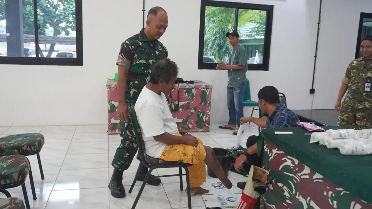 Pasi Log Mayor Inf Agung meninjau proses pengukuran kaki palsu untuk penyandang disabilitas di Makodim 0508/Depok, Selasa (28/04/26). (Foto: dok. Kodim Depok)