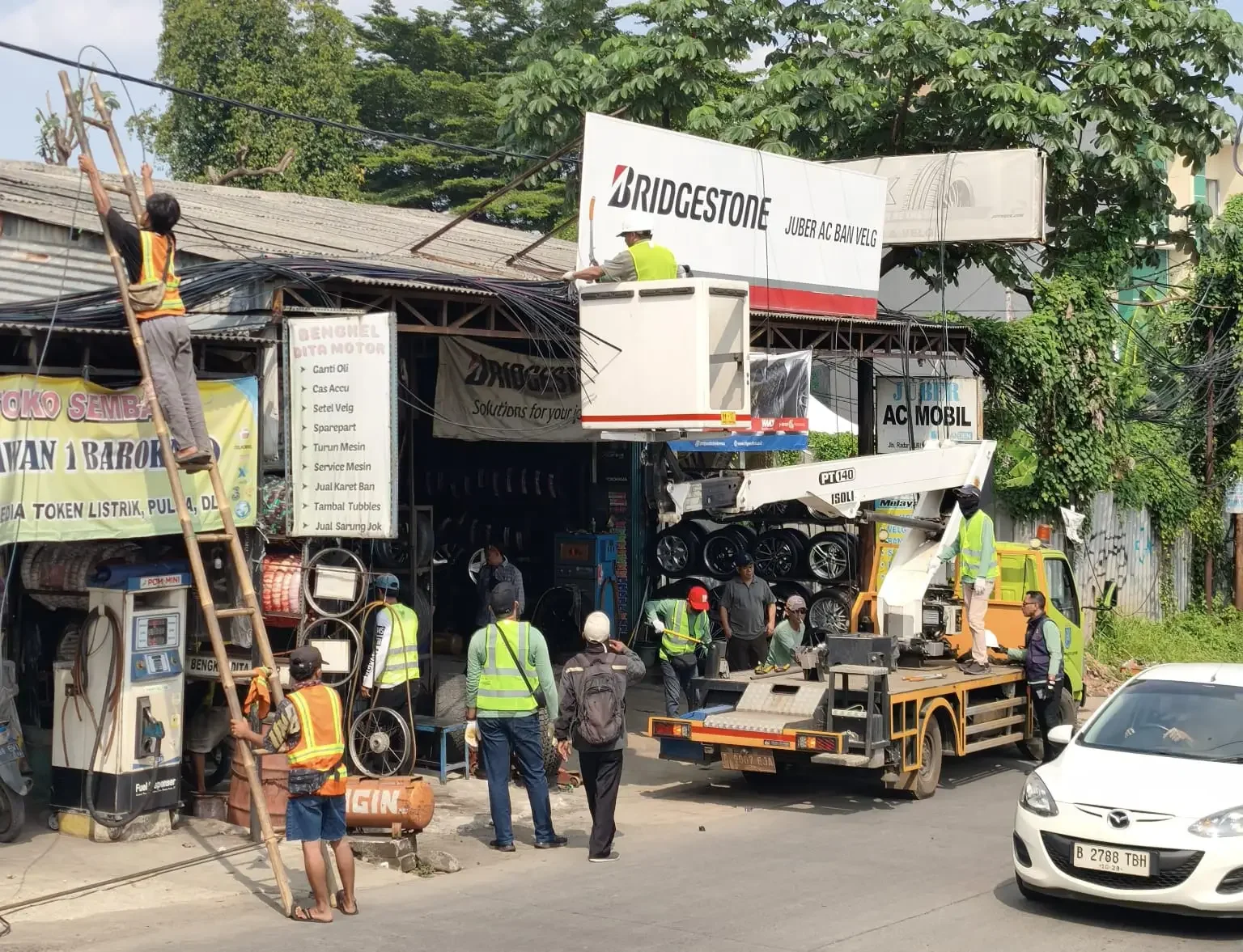 Penataan kabel udara oleh Dinas PUPR Kota Depok di Jalan Radar Auri, Kelurahan Cisalak Pasar, Kecamatan Cimanggis, Kamis (09/04/28). (Foto:dokumentasi DPUPR Depok)