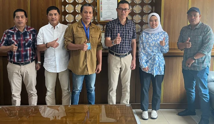 Senior Manager Komunikasi dan Umum PLN UID Jabar¸ Krisantus H Setyawan (tiga dari kanan),  didampingi MSB Komunikasi PLN UID Jabar¸ Nurmalitasari (kedua dari kanan) saat menerima jajaran KabarSunda di ruang kerjanya, Rabu (5/1).