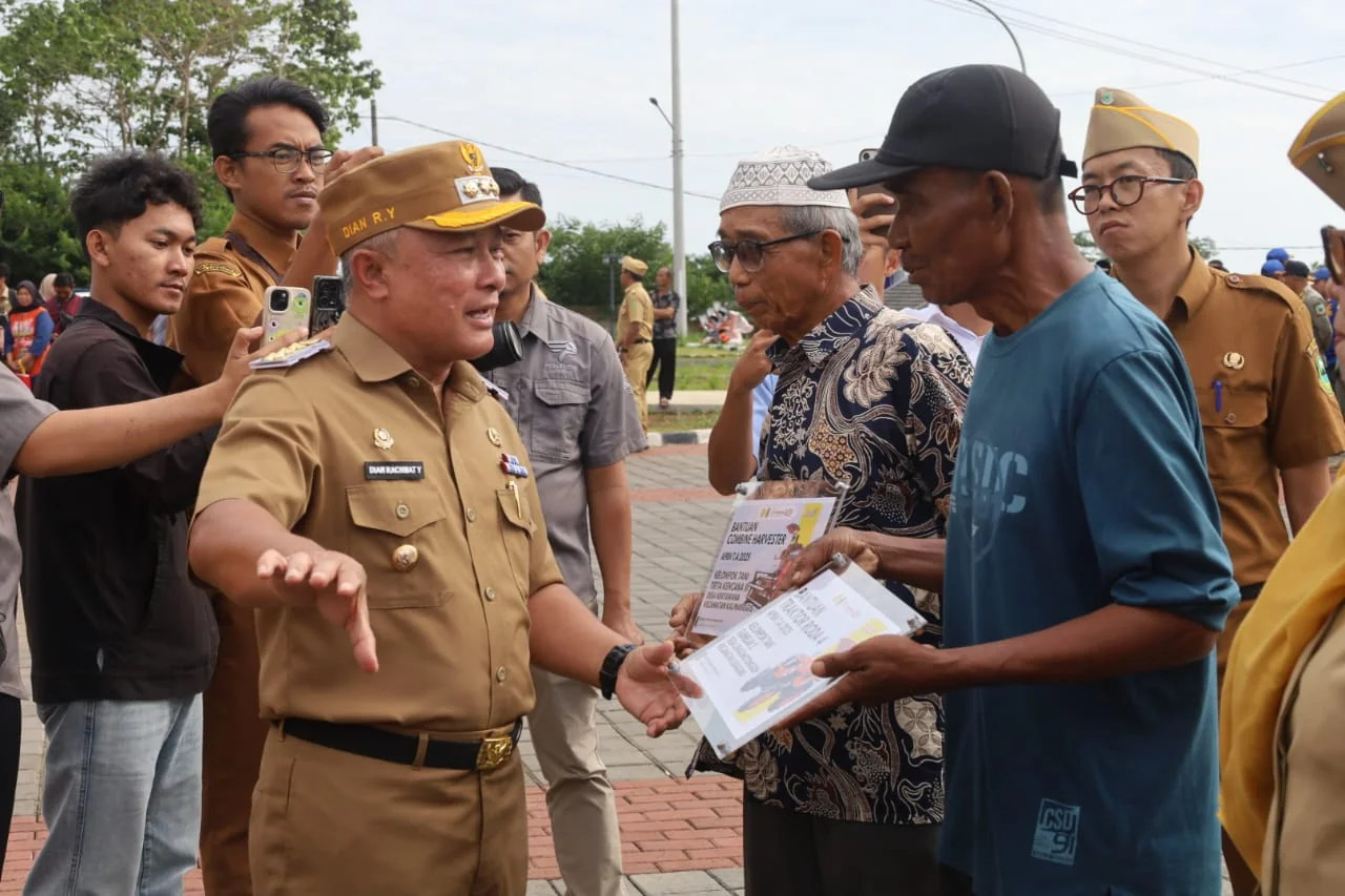 Kepala Dinas Ketahanan Pangan dan Pertanian Kabupaten Kuningan, Dr. Wahyu Hidayah, M.Si, secara simbolis menyerahkan bantuan alsintan kepada Bupati Kuningan Dr. H. Dian Rachmat Yanuar, M.Si. (IKP/DISKOMINFO)