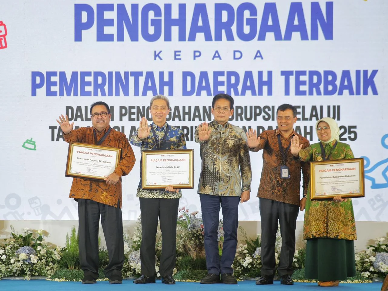 Pimpinan Komisi Pemberantasan Korupsi (KPK), Johanis Tanak, kepada Wali Kota Bogor, Dedie A. Rachim, pada Puncak Peringatan Hari Antikorupsi Sedunia 2025.Ist