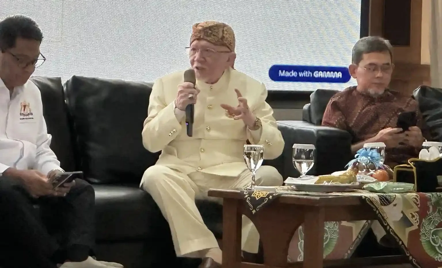 Sri Radya Keraton Sumedang Larang, H. Ikik Lukman Soemadisoeria (tengah), menyampaikan pandangannya dalam FER Jabar 2026 di Aula Tampomas, Sumedang, Selasa, 23 Juni 2026.