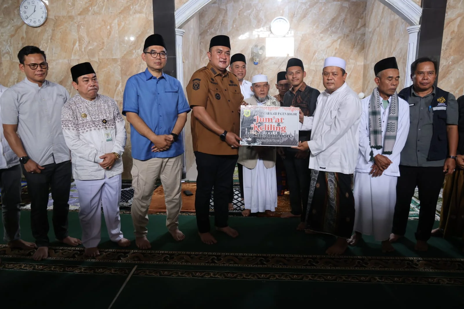 Bupati Bogor, Rudy Susmanto, bersama jajaran Pemerintah Kabupaten Bogor melaksanakan kegiatan Shalat Jumat Keliling (Jumling) di Kecamatan Sukamakmur.Dok-Diskominfo Kab Bogor