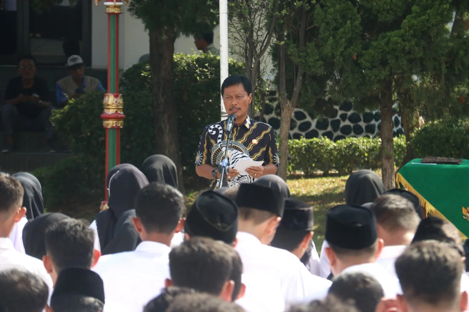Wali Kota Cirebon, Effendi Edo, menyerahkan secara simbolis petikan Surat Keputusan (SK) PPPK 2025.Ist