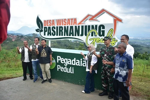 Bupati Sumedang Dony Ahmad Munir menyampaikan apresiasi tinggi atas kontribusi PT. Pegadaian melalui Program Pegadaian Peduli Desa yang diresmikan di Desa Wisata Pasirnanjung, Kecamatan Cimanggung.Dok-Diskominfosanditik Sumedang