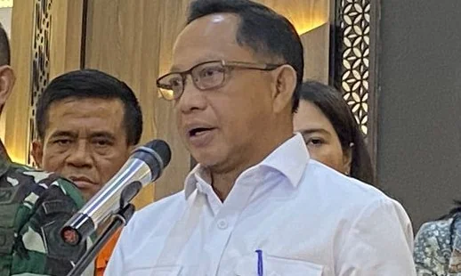 Menteri Dalam Negeri, Tito Karnavian, saat konferensi pers di kantor Kemenko PMK, Jakarta, pada Jumat, 22 November 2024.