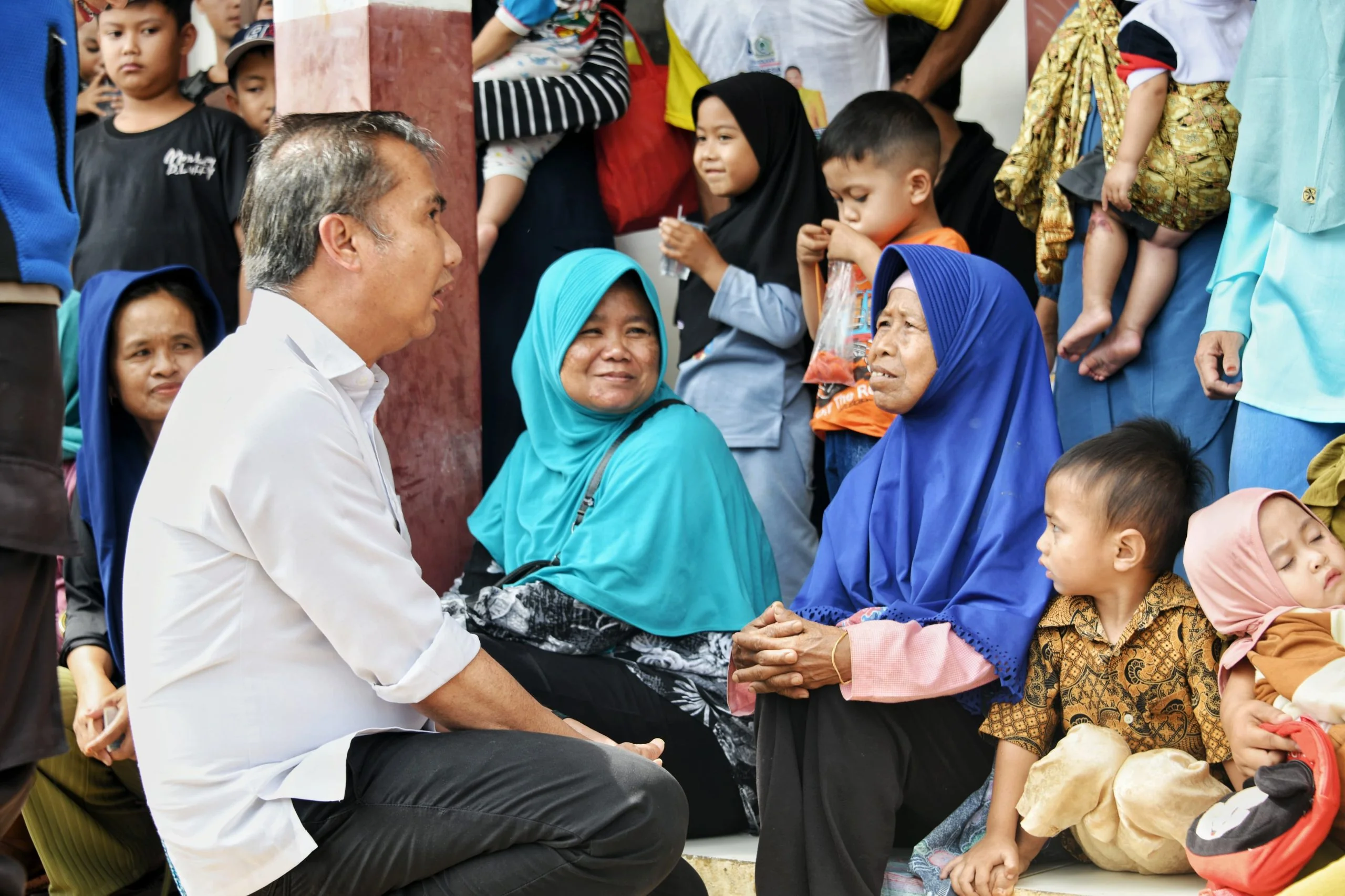 Bey kehadiran pemerintah untuk memastikan semua kebutuhan warga terpenuhi ( foto Dok ist)
