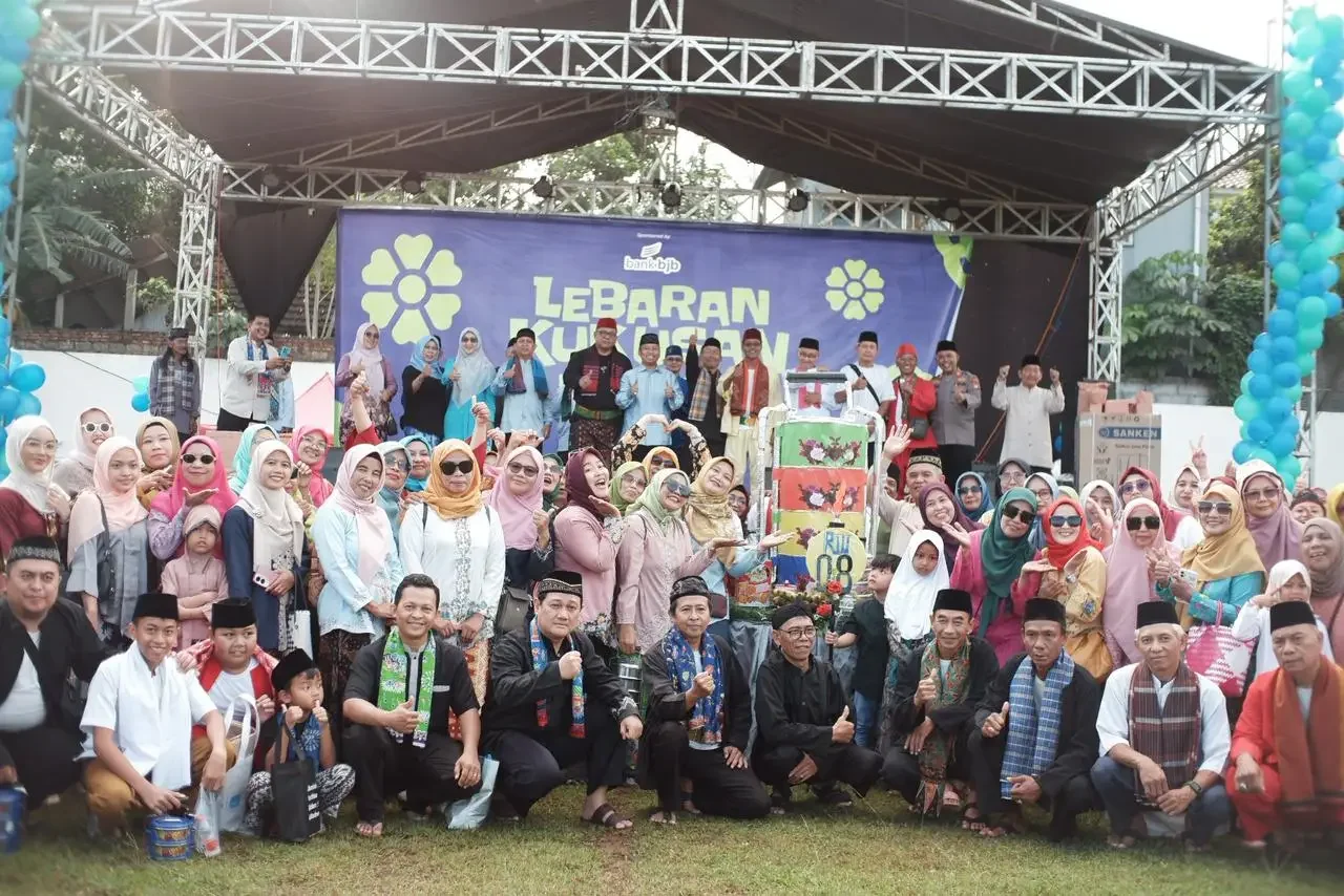 Anggota DPRD Provinsi Jawa Barat, Pradi Supriatna (tengah belakang samping Wali Kota Depok, Supian Suri), bersama panitia, warga dan jajaran Pemkot Depok dalam kegiatan Lebaran Kukusan, di Lapangan Kukusan, Kecamatan Beji, Minggu (12/04/26). (Foto: Diskom