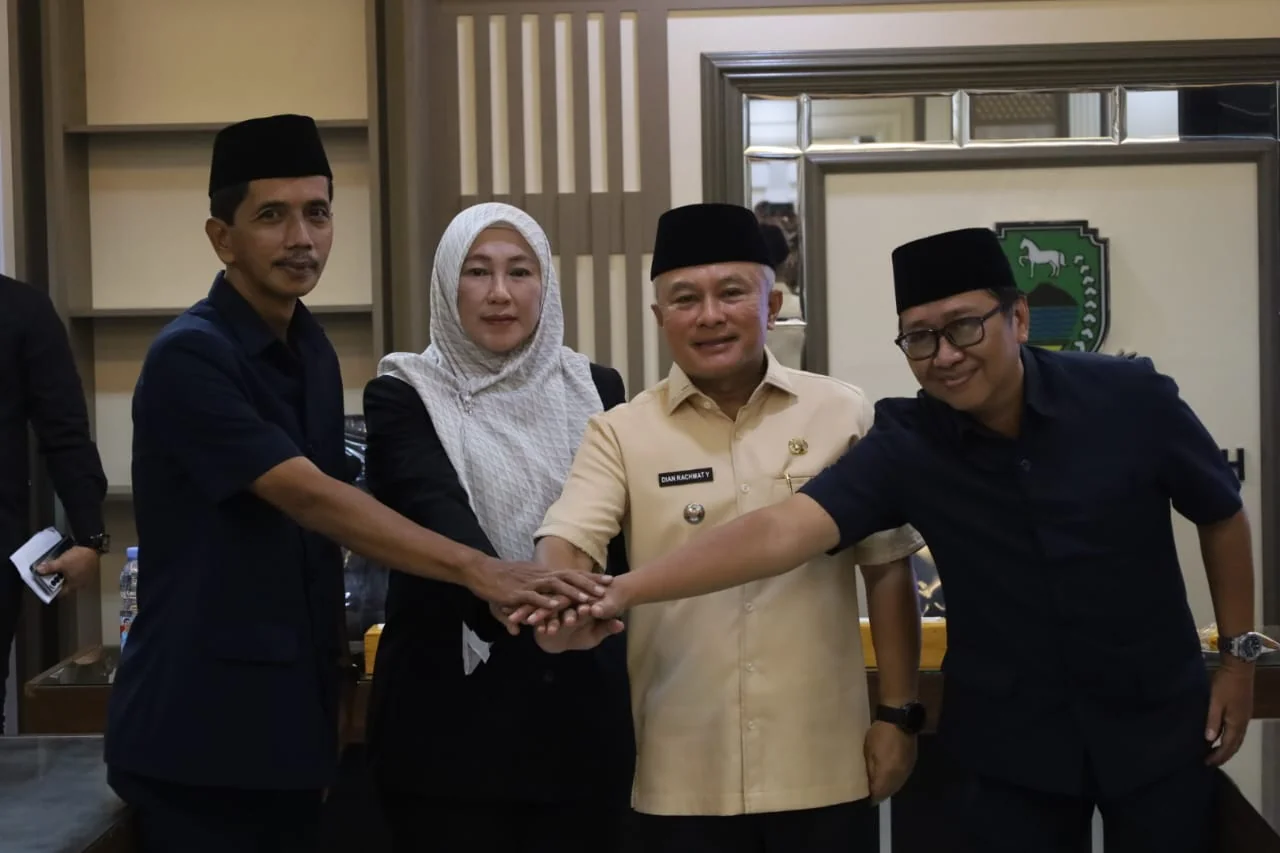 Bupati Kuningan Dr. H.Dian Rachmat Yanuar, M.Si, disaksikan Wakil Bupati Tuti Andriani, SH., M.Kn, Dewan Pengawas LPPL, kepala perangkat daerah, dan undangan lainnya.Ist