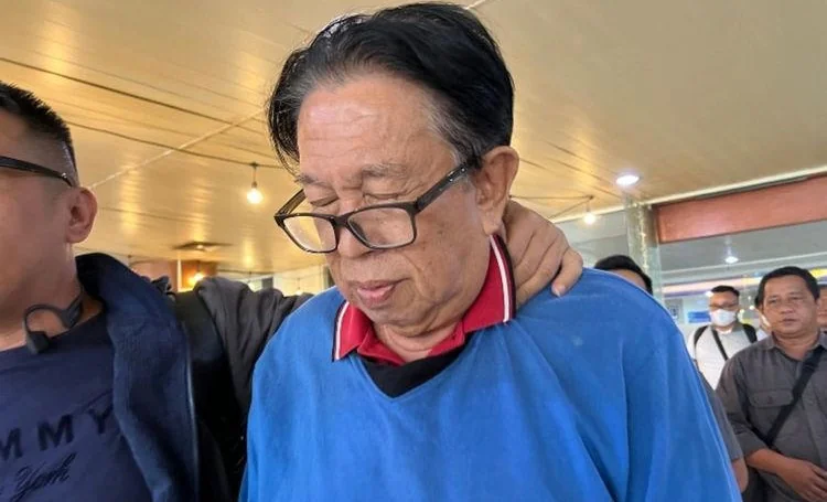 Koruptor Nader Thaher saat digelandang menuju Kejati Riau di Pekanbaru, Jumat, 14 Februari 2025.