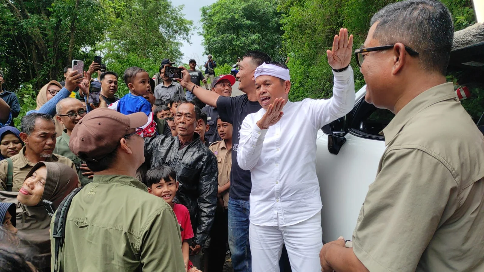 Gubernur Jawa Barat Kang Dedi Mulyadi (KDM) menepati janjinya untuk turun langsung ke kawasan Gunung Ciremai.Dok-IKP/Diskomimfo Kuningan