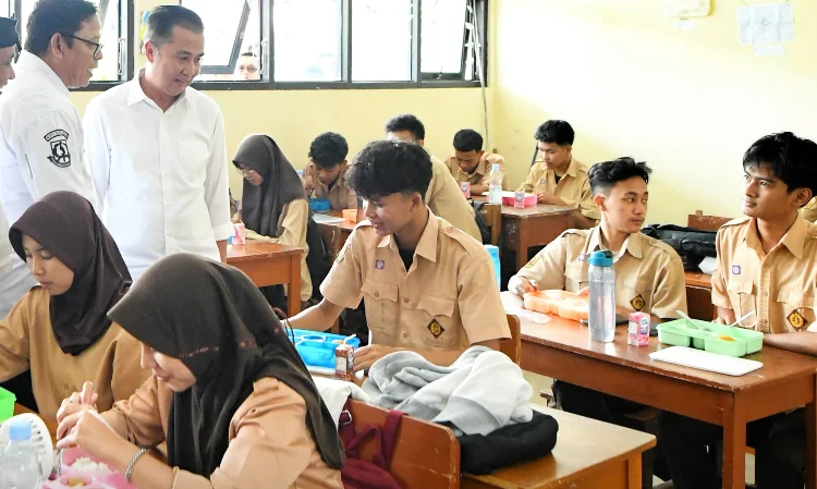 Pejabat (Pj) Gubernur Jawa Barat (Jabar), Bey Machmudin, saat memantau pembagian makan bergizi gratis di di SMAN 5 Kota Sukabumi, Rabu (8/1/2025).