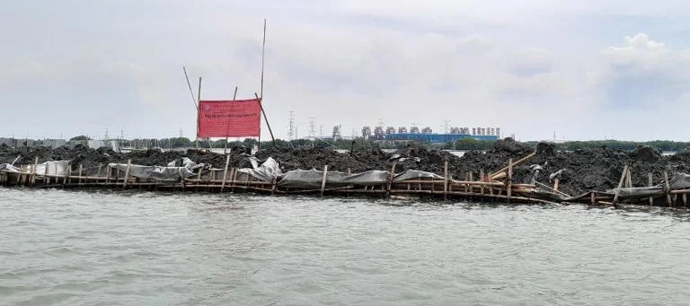 Pemerintah Provinsi Jawa Barat mendorong agar pagar laut di wilayah perairan Desa Segara Jaya, Kecamatan Tarumajaya, Kabupaten Bekasi, segera dicabut.