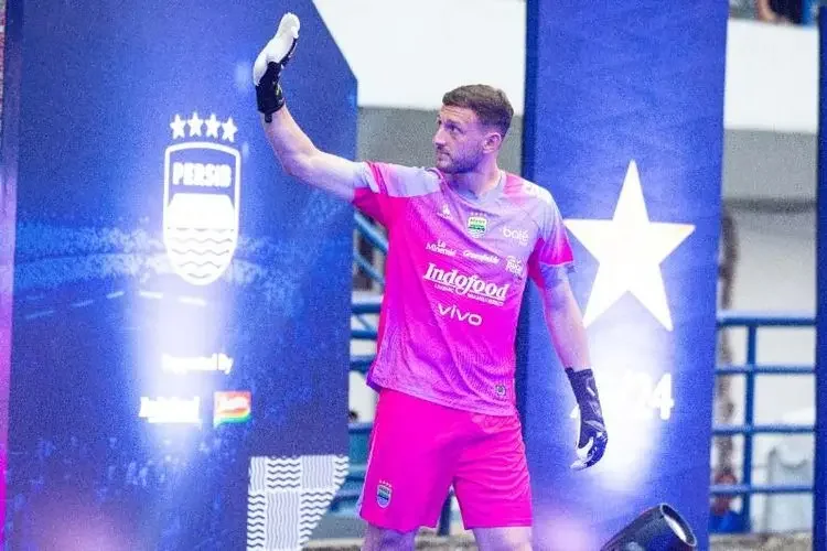 Persib Bandung Resmi Lepas Kiper Adam Przybek