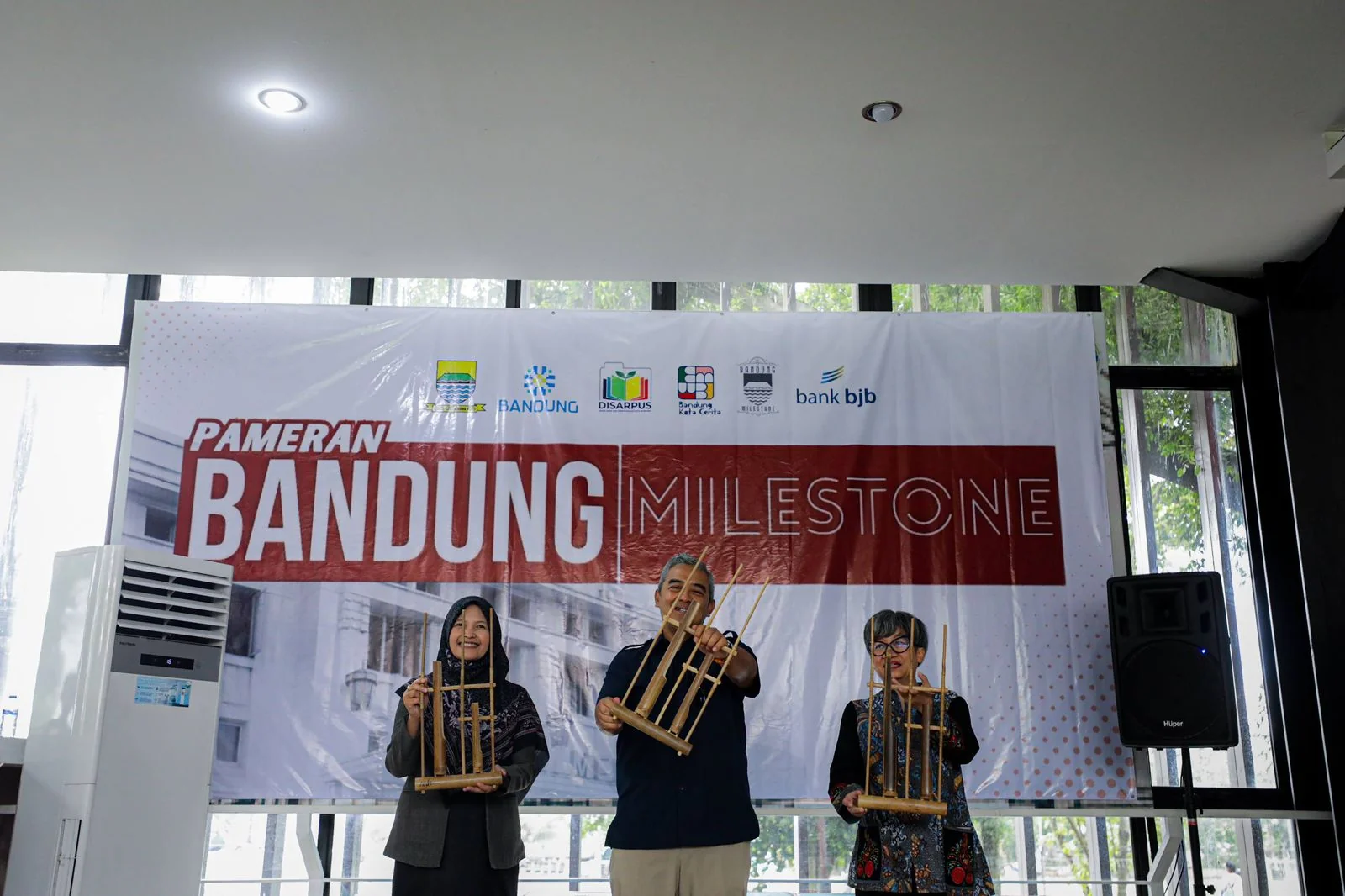 Wali Kota Bandung, Muhammad Farhan mengatakan, pameran ini merupakan respons atas peluncuran buku foto dan pameran foto oleh Menteri Kebudayaan di Hotel Homan pada akhir pekan lalu.Dok-Diskominfo Kota Bandung