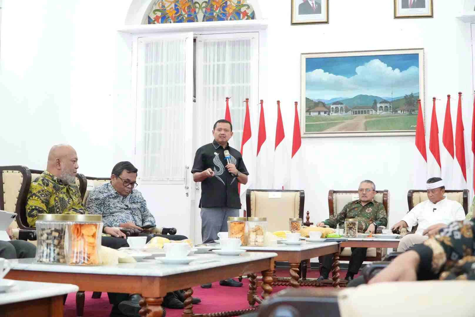 Bupati Sumedang Dony, Ahmad Munir, menyambut baik pelaksanaan Relima Peduli Pendidikan.