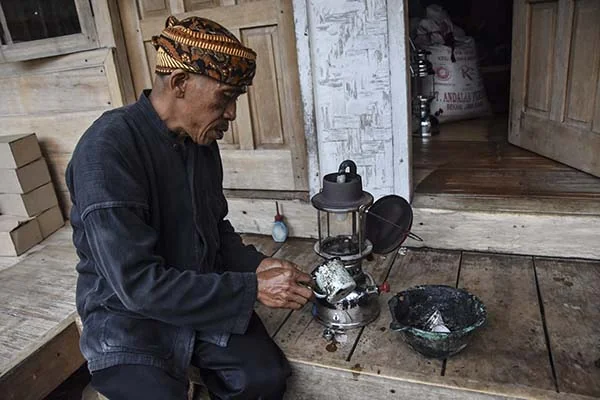 Seorang warga mengisi minyak tanah subsidi untuk bahan bakar lampu petromaks. Ft Antara