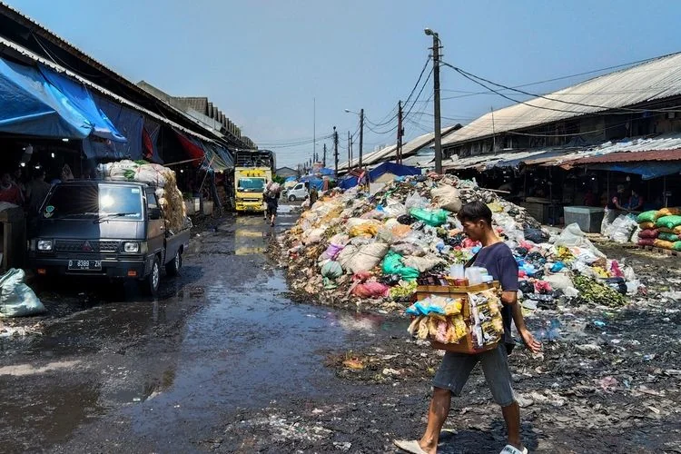 Kondisi sampah di Pasar Caringin