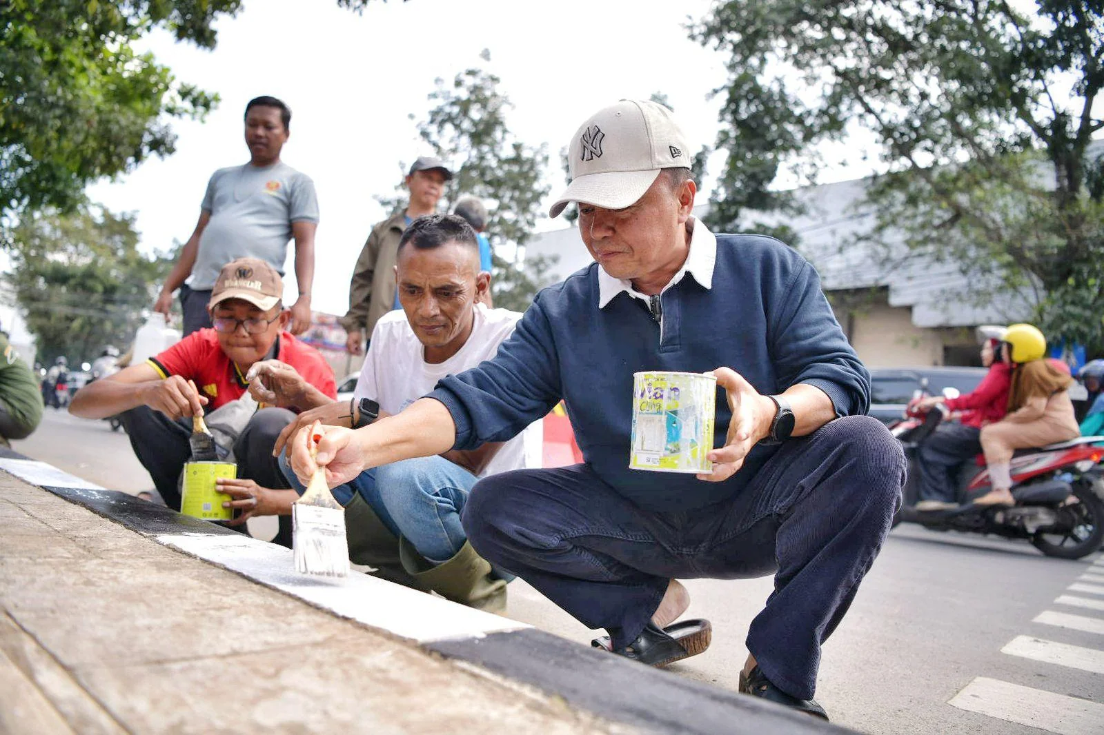 Trotoar di jalur kirab dicat agar indah.