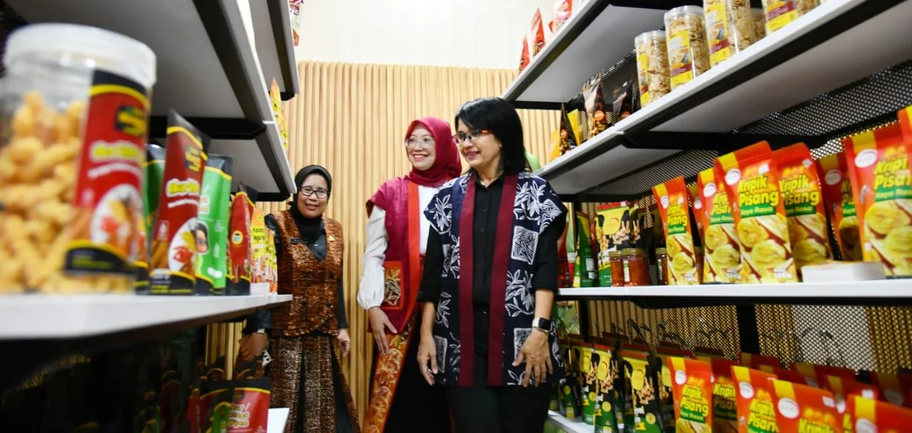 Penjabat Ketua Dewan Kerajinan Nasional Daerah (Dekranasda) Provinsi Jawa Barat, Amanda Soemedi Bey Machmudin, meresmikan gerai baru Dekranasda Kota Cimahi pada Kamis (16/1/2025).