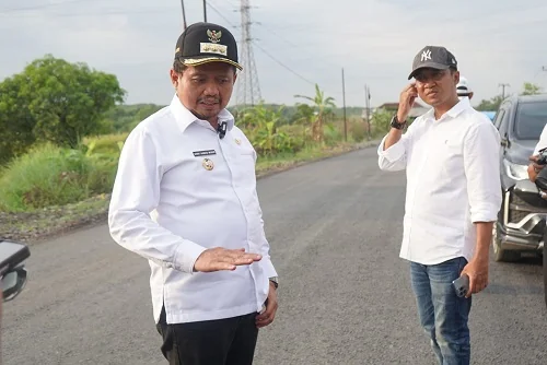 Bupati Sumedang Dony Ahmad Munir meninjau progres perbaikan ruas jalan Tolengas -Jatigede.Ist