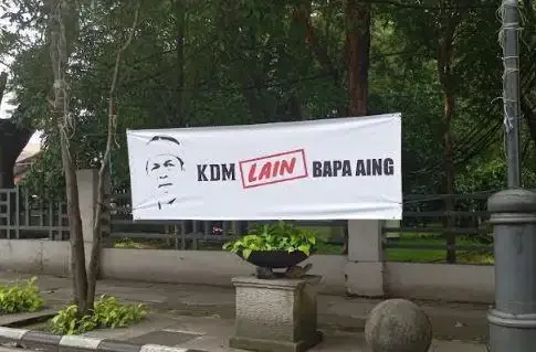Pengamat Sebut Risiko Demokrasi Spanduk Dedi Mulyadi Bukan Bapak Aing Marak di Bandung