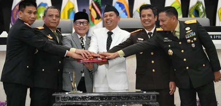 Penandatanganan komitmen bersama dilakukan antara Pemprov Jabar dengan Ketua DPRD, Pangdam III Siliwangi, Pangdam Jaya, Kapolda Jabar, Kejati Jabar dan Kapolda Metro Jaya di acara Paripurna Pidato Gubernur Jabar periode 2025-2030 di Gedung DPRD Jabar, Jum