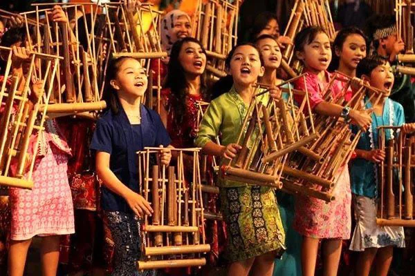 Seni Budaya Jawa Barat: Angklung, Simfoni Bambu yang Menghipnotis Jiwa