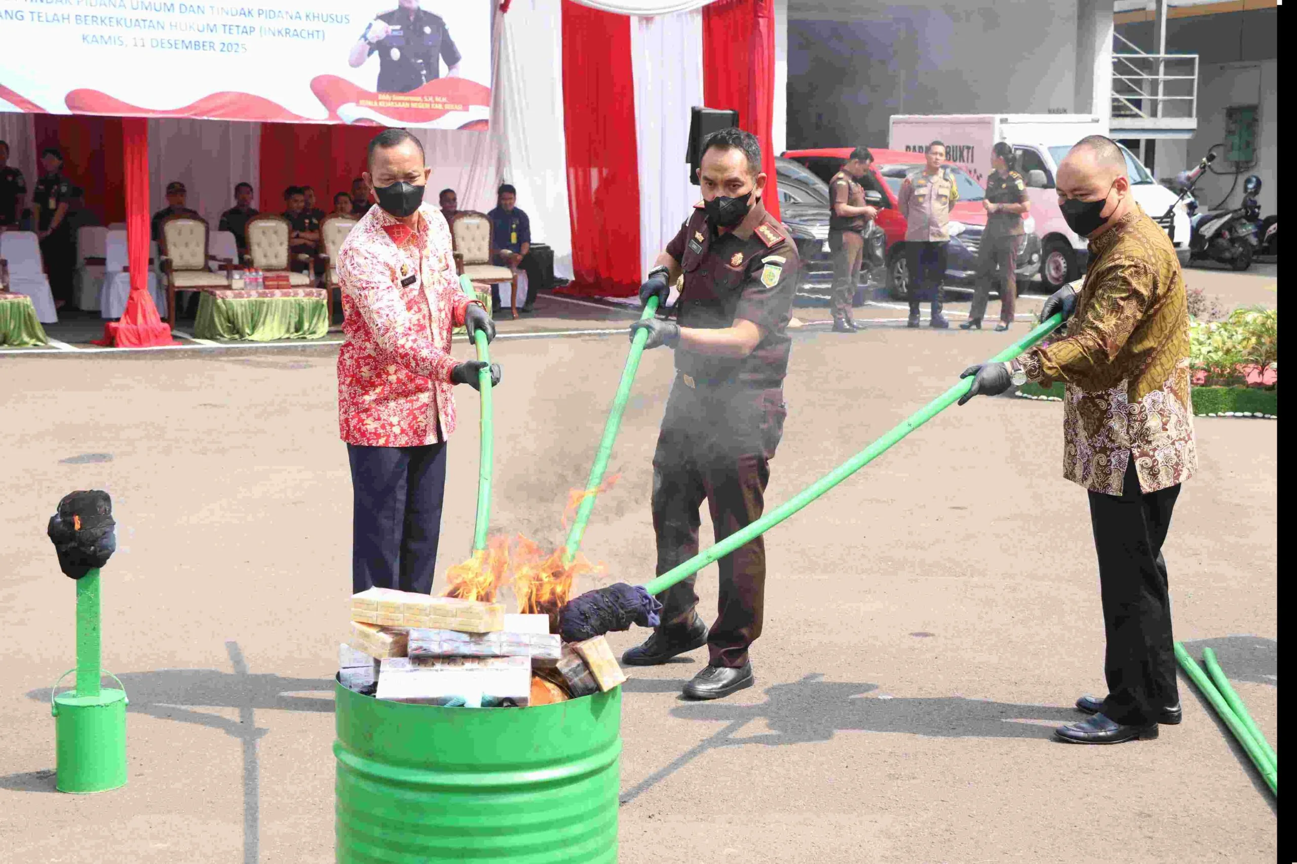 PEMUSNAHAN BARANG BUKTI : Sekretaris Daerah Kabupaten Bekasi, Endin Samsudin bersama unsur Forkopimda menghadiri kegiatan pemusnahan barang bukti tindak pidana umum dan khusus yang telah berkekuatan hukum tetap di Halaman Kantor Kejaksaan Negeri Kabupaten