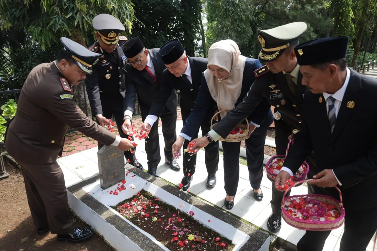 Kegiatan dipimpin langsung oleh Bupati Kuningan,  Dr. H. Dian Rachmat Yanuar, M.Si., didampingi oleh jajaran Forkopimda Kabupaten Kuningan, pimpinan OPD, TNI, Polri, serta perwakilan organisasi masyarakat dan pelajar.Ist