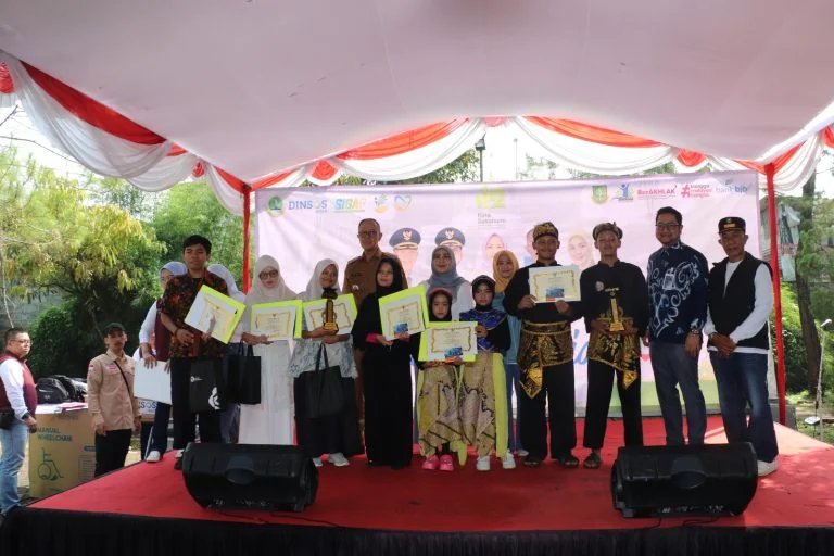 Kepala Dinas Sosial Jawa Barat Noneng Komara Nengsih, beserta Wali Kota Sukabumi Ayep Zaki.Dok-Diskominfo Kota Sukabumi