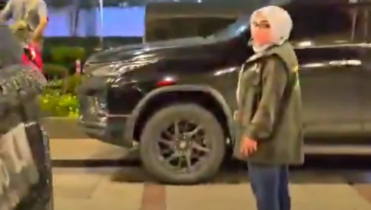 Video yang diunggah akun TikTok @lnfo_update itu memperlihatkan momen kedatangan Wiwiek di Hotel Horison