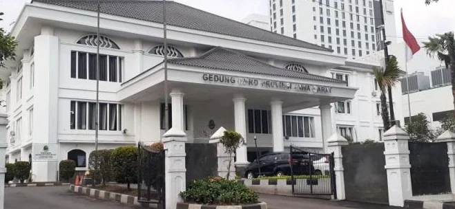 DPRD Jawa Barat (Jabar) mendorong Pemerintah Provinsi (Pemprov) Jabar segera mengeluarkan aturan baru terkait larangan study tour bagi SMA dan SMK Negeri.